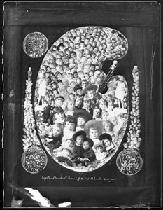 1884; ब्रिटिश कोलंबिया के अठारह सौ रत्न आपको नमस्कार हैं! पिछले वर्ष, 1885 में बने बच्चों के चित्रों से बनी समग्र तस्वीर