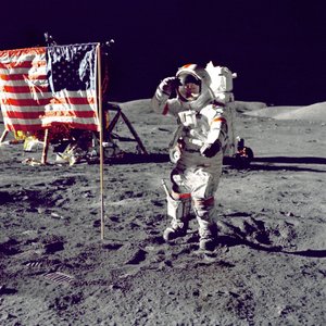 सर्नन जम्प सैल्यूट्स फ्लैग, 1972। द्वारा हैरिसन श्मिटो