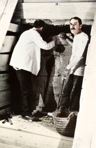हॉवर्ड कार्टर और एक सहयोगी ने किंग्स, मिस्र, 1922 की घाटी में एक कब्र की खुदाई की