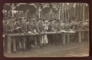 प्रथम विश्व युद्ध: 'जर्मन सेना के आक्रमण के दौरान 1914-1916 के वर्षों में यूक्रेन। सैनिकों का समूह (बी/डब्ल्यू फोटो) द्वारा हीरोज कब्रिस्तान Dsessentniki (attr।)