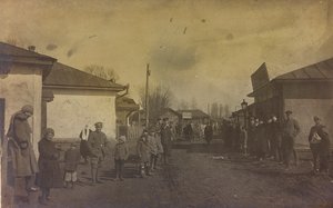 प्रथम विश्व युद्ध: 'जर्मन सेना के आक्रमण के दौरान 1914-1916 के वर्षों में यूक्रेन। एक शहर की गली में सैन्य और नागरिक (बी/डब्ल्यू फोटो) द्वारा हीरोज कब्रिस्तान Dsessentniki (attr।)