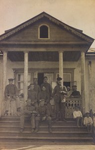 प्रथम विश्व युद्ध: 'जर्मन सेना के आक्रमण के दौरान 1914-1916 के वर्षों में यूक्रेन। एक घर के सामने की सीढ़ियों पर सैनिकों का समूह (बी/डब्ल्यू फोटो) द्वारा हीरोज कब्रिस्तान Dsessentniki (attr।)