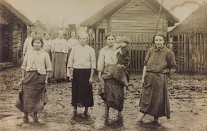 प्रथम विश्व युद्ध: 'जर्मन सेना के आक्रमण के दौरान 1914-1916 के वर्षों में यूक्रेन। बच्चों के साथ महिलाओं के समूह का पोर्ट्रेट (बी/डब्ल्यू फोटो)