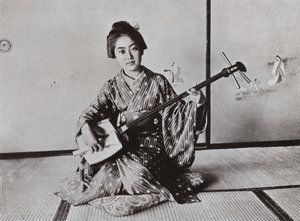 एक गीशा समीसेन की भूमिका निभा रही है (बी/डब्ल्यू फोटो) द्वारा हर्बर्ट पोंटिंग