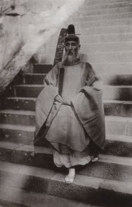 एक शिंटो पुजारी (बी/डब्ल्यू फोटो) द्वारा हर्बर्ट पोंटिंग