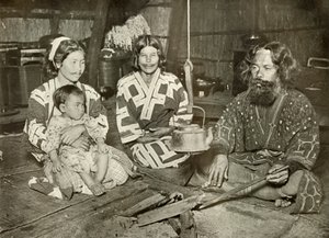 ऐनु मैन एंड वुमन एट होम, 1910। द्वारा हर्बर्ट पोंटिंग
