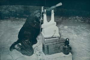 ट्रांजिट के साथ सीएस राइट मेकिंग ऑब्जर्वेशन।, 8 अगस्त 1911, 1913 द्वारा हर्बर्ट पोंटिंग