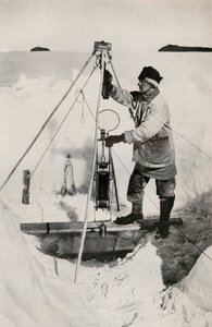 Nansen-Petersen इंसुलेटेड वाटर-बॉटल के साथ EW नेल्सन, c1911, 1913 द्वारा हर्बर्ट पोंटिंग