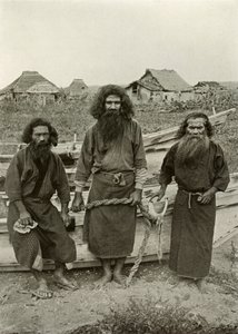 हप्पू कोन्नो, द हंटर इन सेंटर और दो ऐनु मछुआरे, 1910। द्वारा हर्बर्ट पोंटिंग