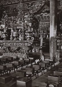 एक बौद्ध मंदिर का आंतरिक भाग (b/w फोटो) द्वारा हर्बर्ट पोंटिंग