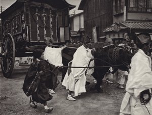 1920 के दशक में जापान: उच्च पद के व्यक्ति का शिंटोवादी अंतिम संस्कार (बी/डब्ल्यू फोटो) द्वारा हर्बर्ट पोंटिंग