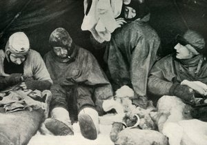 पोलर पार्टी के सदस्य अपने स्लीपिंग-बैग में हो रहे हैं, c1911, 1913। द्वारा हर्बर्ट पोंटिंग