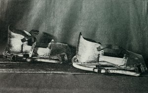 फ़ाइनेसको के साथ स्की शूज़ का उपयोग, c19101913, 1913 द्वारा हर्बर्ट पोंटिंग