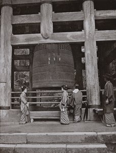 चियो-इन मंदिर में ग्रेट बेल (बी / डब्ल्यू फोटो) द्वारा हर्बर्ट पोंटिंग