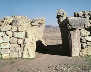 हट्टास की दीवारों से राजा का द्वार
