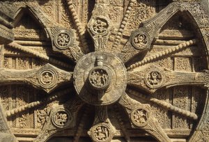 सूर्य मंदिर के आधार पर रथ का पहिया द्वारा इंडियन स्कूल