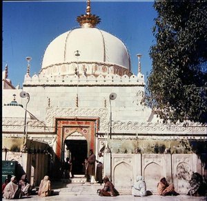 ख्वाजा मुइन-उद-दीन चिश्ती की दरगाह शरीफ, 1166 में स्थापित द्वारा इंडियन स्कूल