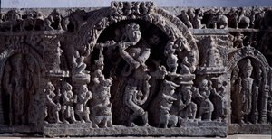 हिंदू धर्म: "" कृष्ण या वेणुगोपाल, बांसुरी गायों के स्वामी """ काले पत्थर की मूर्ति, मध्य भाग (वेणुगोपाल के रूप में कृष्ण) 12 वीं शताब्दी (12 वीं शताब्दी) हलेबिडु, मैसूर - कलकत्ता, भारतीय संग्रहालय से द्वारा इंडियन स्कूल