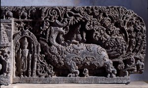 हिंदू धर्म: "" कृष्ण या वेणुगोपाल, बांसुरी गायों के स्वामी """ काले पत्थर की मूर्ति, दाहिना हिस्सा (वेणुगोपाल के रूप में कृष्ण) 12 वीं शताब्दी (12 वीं शताब्दी) हलेबिडु, मैसूर - कलकत्ता, भारतीय संग्रहालय से द्वारा इंडियन स्कूल