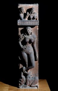 हिंदू धर्म: एक यक्षिणी (यक्षी) प्रकृति की भावना का प्रतिनिधित्व, एक तोते के साथ, वह एक बौने पर खड़ी है - (एक तोते के साथ एक यक्षी, वह एक बौने पर खड़ी है) मथुरा द्वारा मूर्तिकला, ग्रेस (मथुरा मूर्तिकला, बलुआ पत्थर) दूसरी शताब्दी ( दूसरी शताब्दी) कलकत्ता, भा द्वारा इंडियन स्कूल