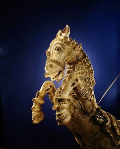 अनुष्ठान मंदिर रथ से चित्रित घोड़ा,