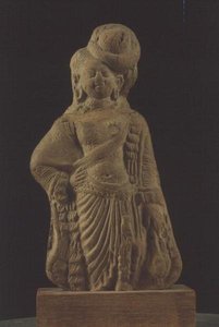 यक्षी, अहिच्छत्र (टेराकोटा) द्वारा इंडियन स्कूल
