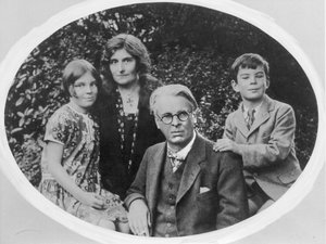 विलियम बटलर यीट्स (1865-1939) अपनी पत्नी जॉर्जी हाइड ली और बच्चों ऐनी और माइकल के साथ