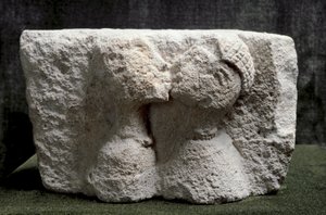 Iberic कला: Osuna के चुंबन (Beso डी Osuna) चूना पत्थर एक आदमी और एक औरत चुंबन का प्रतिनिधित्व करने के उच्च राहत - लौह युग द्वितीय, मंद। 13,5x24x20 सेमी - मैड्रिड, राष्ट्रीय पुरातत्व संग्रहालय - Osuna के चुंबन - चूना पत्थर राहत (एच 13,5x24x20 सेमी), 3 शताब्