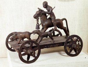 लौह युग: लघु कांस्य मेरिडा टैंक एक जंगली सूअर शिकार दृश्य का प्रतिनिधित्व करता है। मेरिडा, स्पेन से। मंद। 0,12x0,28 मी. सेंट-जर्मेन-एन-ले, राष्ट्रीय पुरातत्व संग्रहालय द्वारा लौह युग
