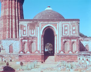 1311 में अला-उद-दीन खिलजी द्वारा निर्मित अलाई दरवाजा द्वारा इस्लामी स्कूल