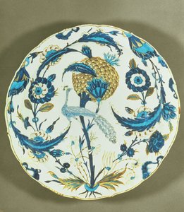 इज़निक डिश एक फूल के साथ चित्रित मोर, फूलों के बीच तुर्की, c.1550-55 (पॉलीक्रोम अंडरग्लैज़ेड ललित) द्वारा इस्लामी स्कूल
