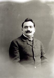 एनरिको कारुसो का पोर्ट्रेट, c.1900 द्वारा इतालवी फोटोग्राफर