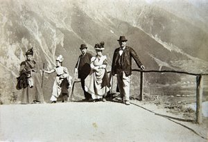 पहाड़ों में पर्यटक, इटली, c.1895 (सीपिया फोटो) द्वारा इतालवी फोटोग्राफर