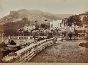 मोनाको की रियासत में मोंटे कार्लो में सीढ़ीदार बगीचे वाला विला द्वारा इतालवी फोटोग्राफर