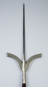 फ्र्यूली स्पीयर, c.1600-1625 (इस्पात और लकड़ी) द्वारा इतालवी स्कूल