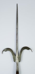 फ्र्यूली स्पीयर, c.1600 (इस्पात और लकड़ी) द्वारा इतालवी स्कूल