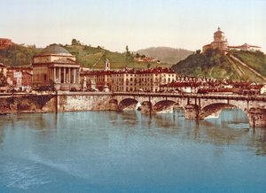 ग्रैन माद्रे डि डियो (अग्रभूमि) और सांता मारिया डि मोंटे देई कैप्पुकिनी, ट्यूरिन, प्रकाशित c.1890 (रंग लिथो) द्वारा इतालवी स्कूल