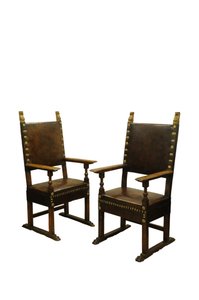 जोड़ी अखरोट के चमड़े के असबाबवाला सिंहासन कुर्सियों, इटली c.1660 (अखरोट) द्वारा इतालवी स्कूल