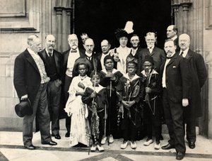 लंदन के हाउस ऑफ कॉमन्स में अफ्रीकी Pygmies, 29 जून 1905 (जिलेटिन सिल्वर प्रिंट)