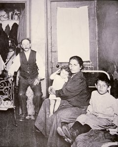 अप्रवासी परिवार, लोअर ईस्ट साइड, न्यूयॉर्क शहर, c.1910 (b/w फोटो) द्वारा जैकब अगस्त रईस