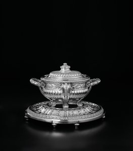 लुई XV सूप ट्यूरेन, ओर्लोफ सेवा, 1770 से कवर और खड़ा है द्वारा जैक्स निकोलस Roettiers