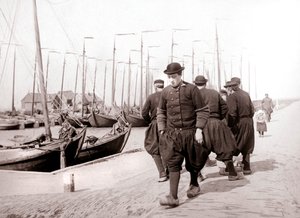 पारंपरिक पोशाक में पुरुष, मार्कन द्वीप, नीदरलैंड, 1898