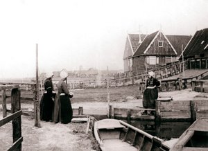 पारंपरिक पोशाक में महिलाएं, मार्कन द्वीप, नीदरलैंड, 1898