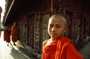  द्वारा जेम्स एल स्टैनफील्ड