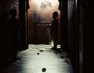  द्वारा जेम्स एल स्टैनफील्ड