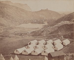 दूरी पर बालाक्लावा हार्बर के साथ झोपड़ीनुमा शिविर द्वारा जेम्स रॉबर्टसन