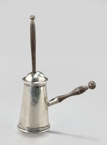जॉर्ज II खिलौना चॉकलेट पॉट, c.1730 (चांदी और लकड़ी) द्वारा जेम्स स्लेटर