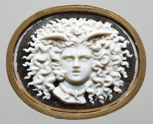 मेडुसा के प्रमुख - जेम्स टैसी की कार्यशाला (1735-1799)। रंगीन कांच, सोने का पानी चढ़ा हुआ कागज