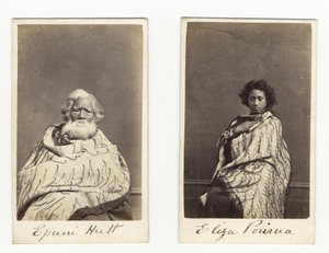 एपुनी हट और एलिजा पोरुआ, c.1865 (एल्बम प्रिंट) द्वारा जेम्स Wrigglesworth