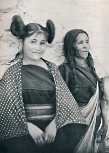 एक एरिज़ोना होपी लड़की और उसकी माँ, 1912 द्वारा जेम्स और पियर्स